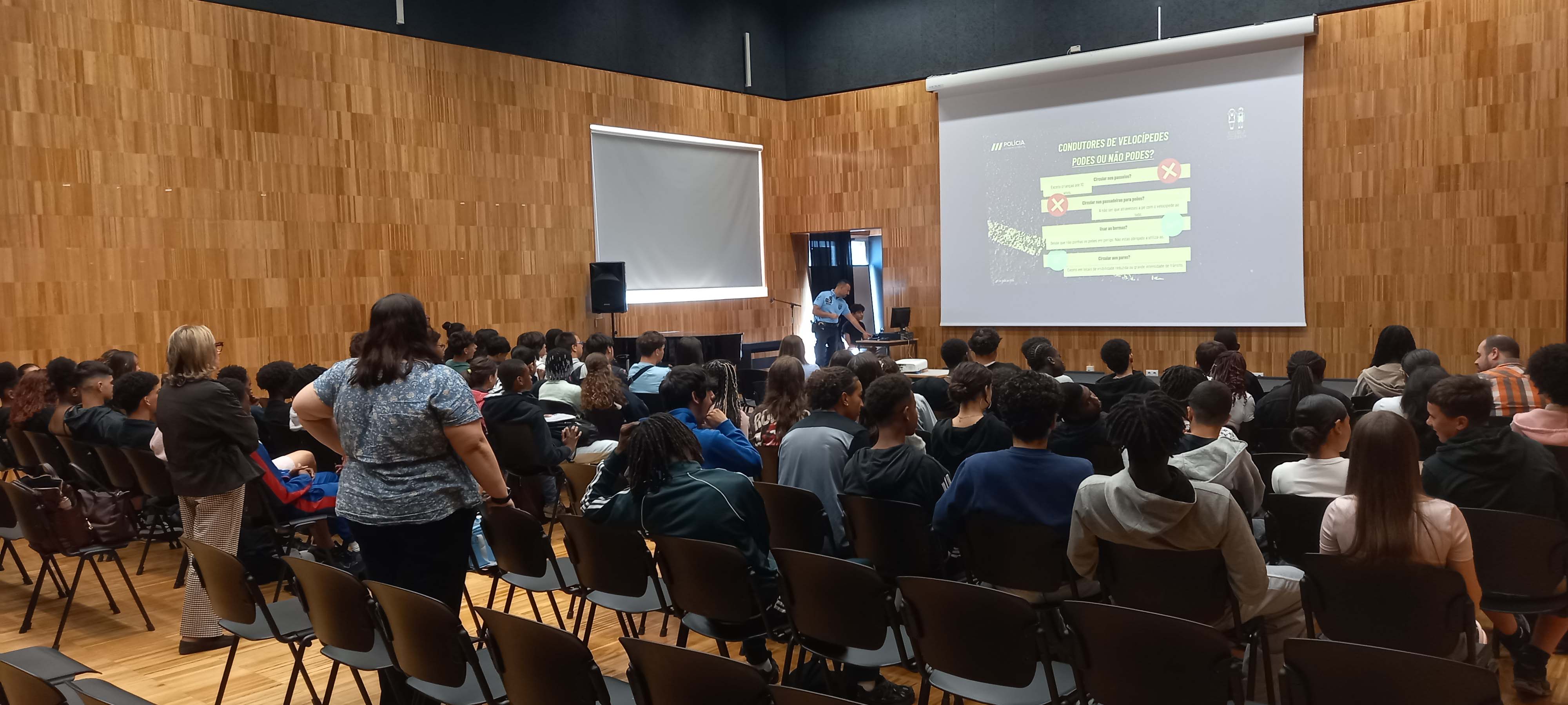 02 9A 9E 9F 9I dois agentes prof atras CarlaSilva AnaLuis